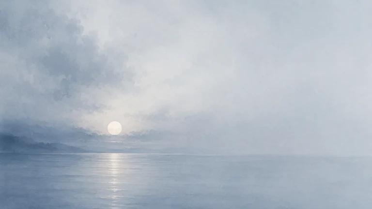 浅蓝灰色海面映着云层间的圆形亮光，远岸在雾中隐约可见