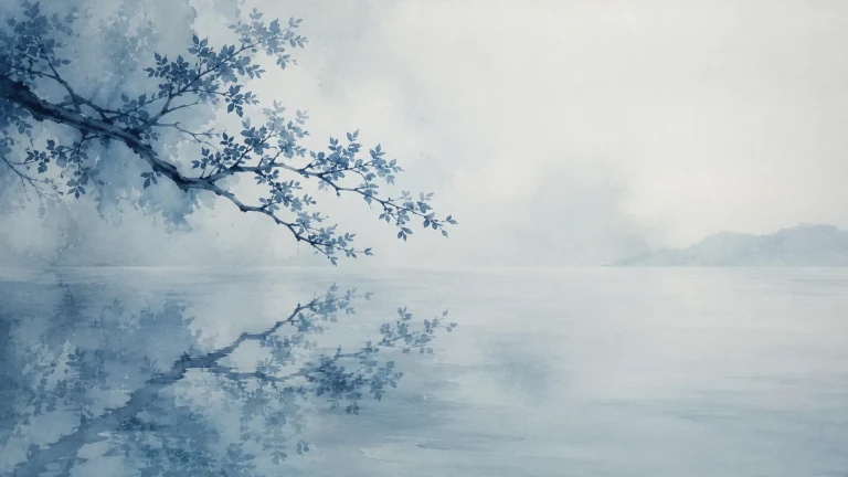 蓝灰色湖面倒映着岸边伸出的树枝与远山