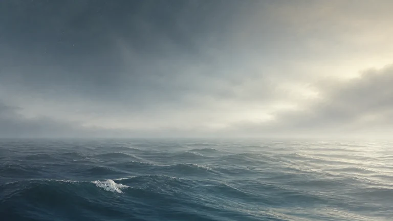 阴云天空下深蓝海面起伏着细小白浪