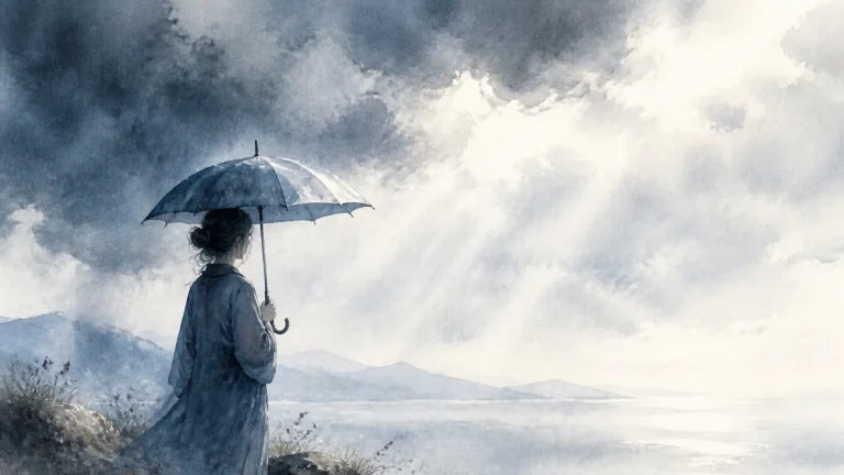 撑伞人物站在雨云下的湖边望向透出的天光