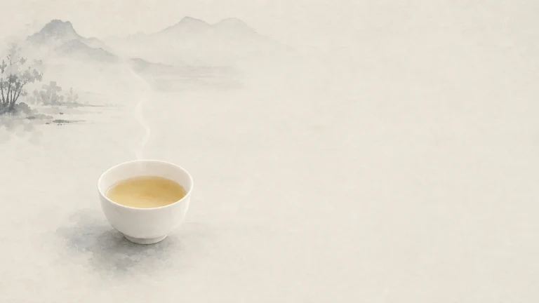 一杯热茶放在淡墨湖山前，白色蒸汽缓缓上升