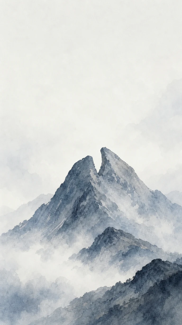 陡峭双峰耸立在淡墨云雾覆盖的群山之上