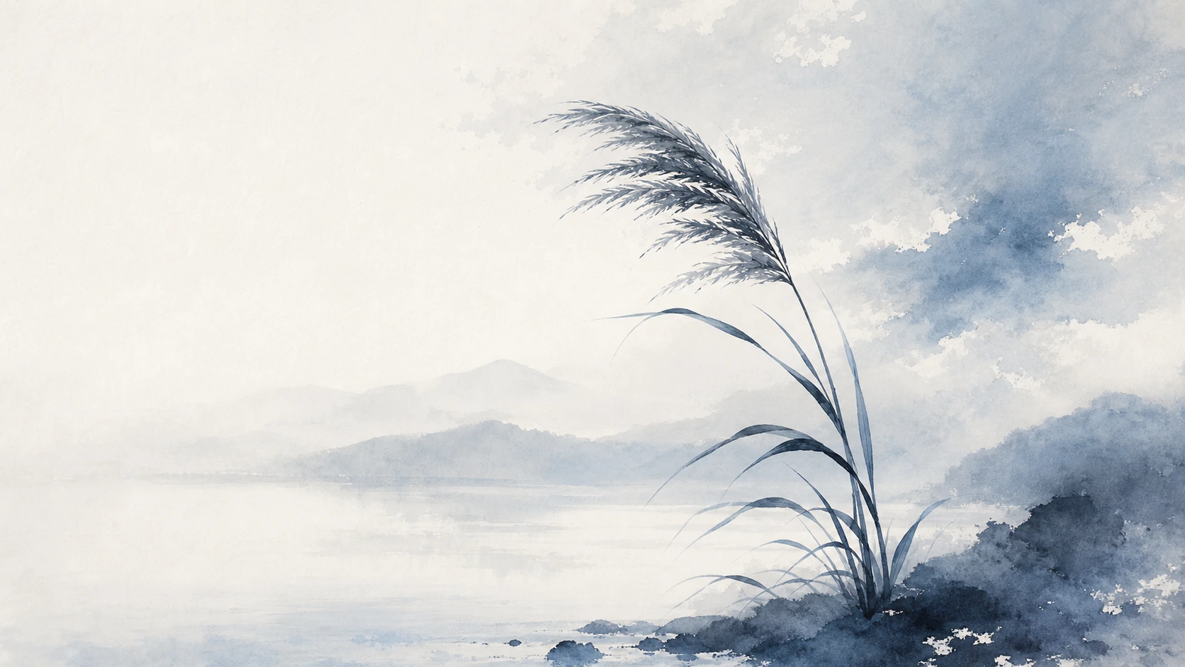 深色芦苇立在湖岸，远处群山笼罩薄雾